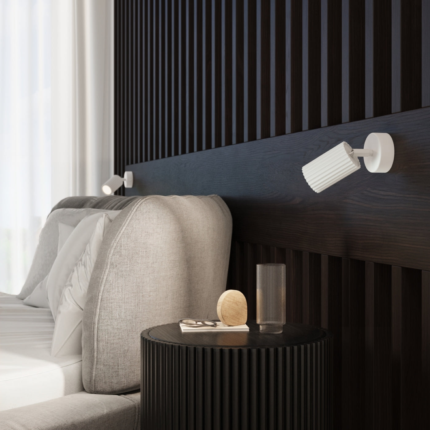 Brio - Wandleuchte aus karbonweißem Aluminium