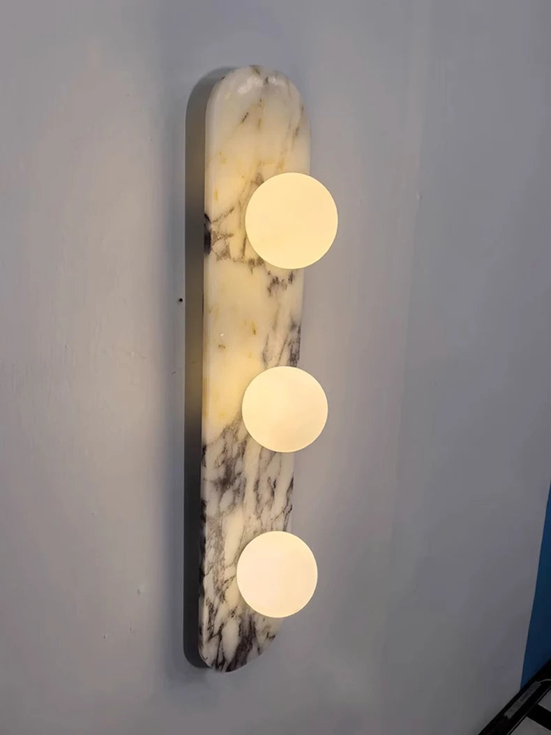 Luara - LED-Wandleuchte aus Naturmarmor mit 2-3 Kugelköpfen