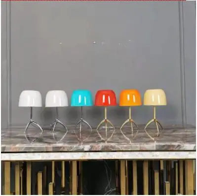 Tabla - Bauhaus-Tischleuchte mit Dreibeinstativ und farbigem