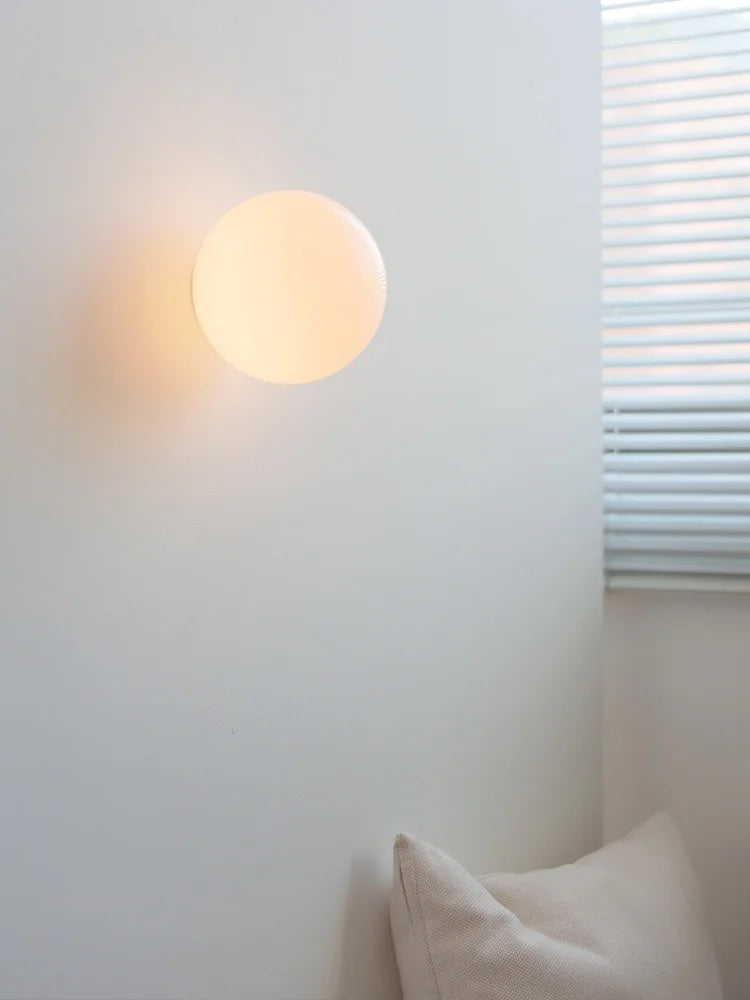 Mureto - Weiße LED-Wandleuchte in Glaskugelform