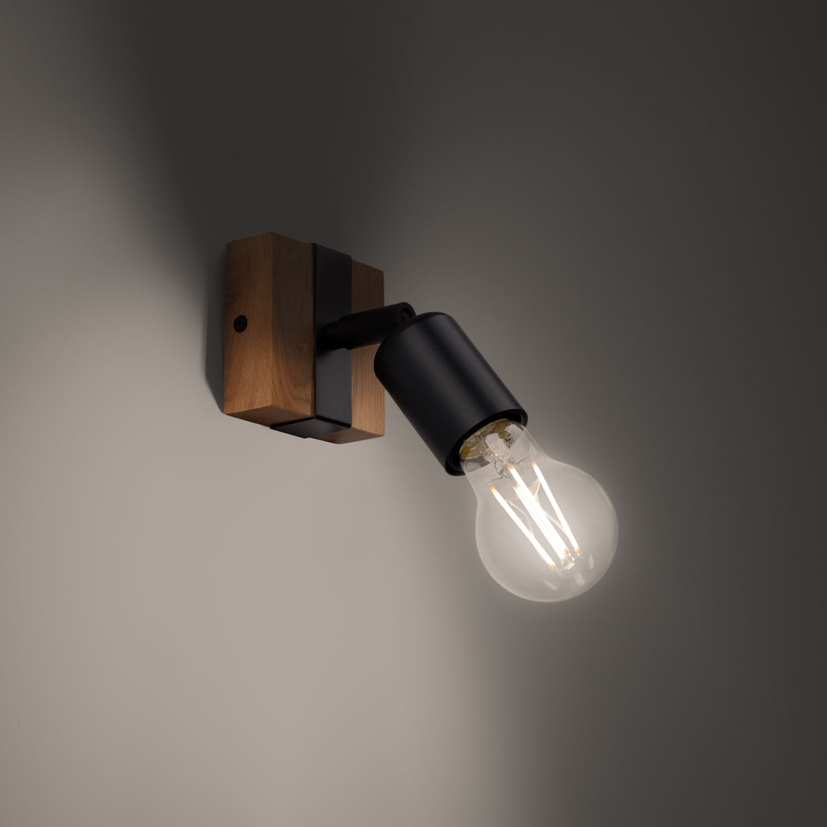 Zuca - Wandleuchte, schwarz mit Holzdetails