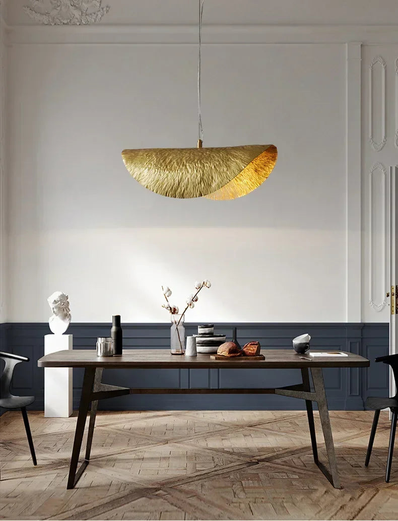 Lucero - Goldene Pendelleuchte im Lotusblatt-Design mit