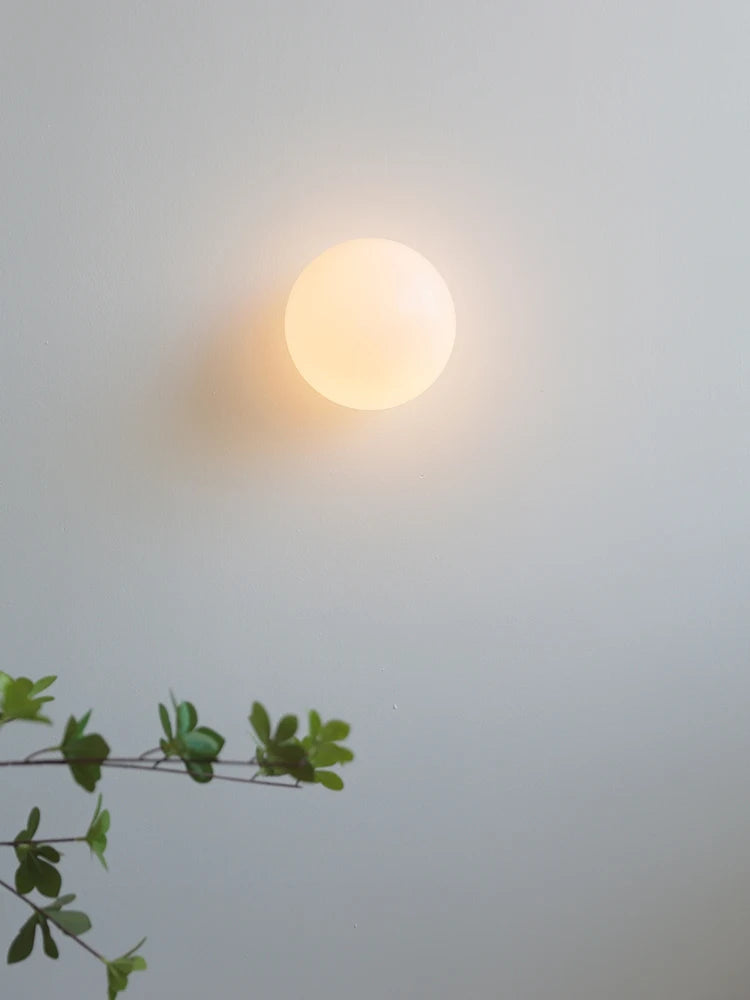 Mureto - Weiße LED-Wandleuchte in Glaskugelform