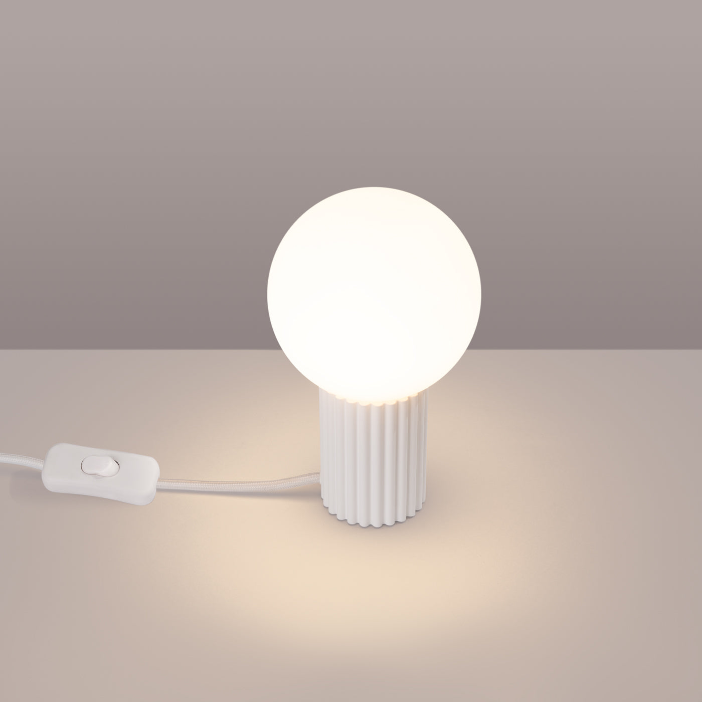 Focalia - Weiße Tischleuchte mit mattiertem Glas
