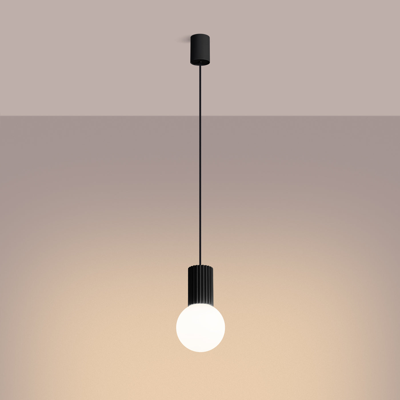 Lucero - Schwarze Pendelleuchte mit mattiertem Glaskolben