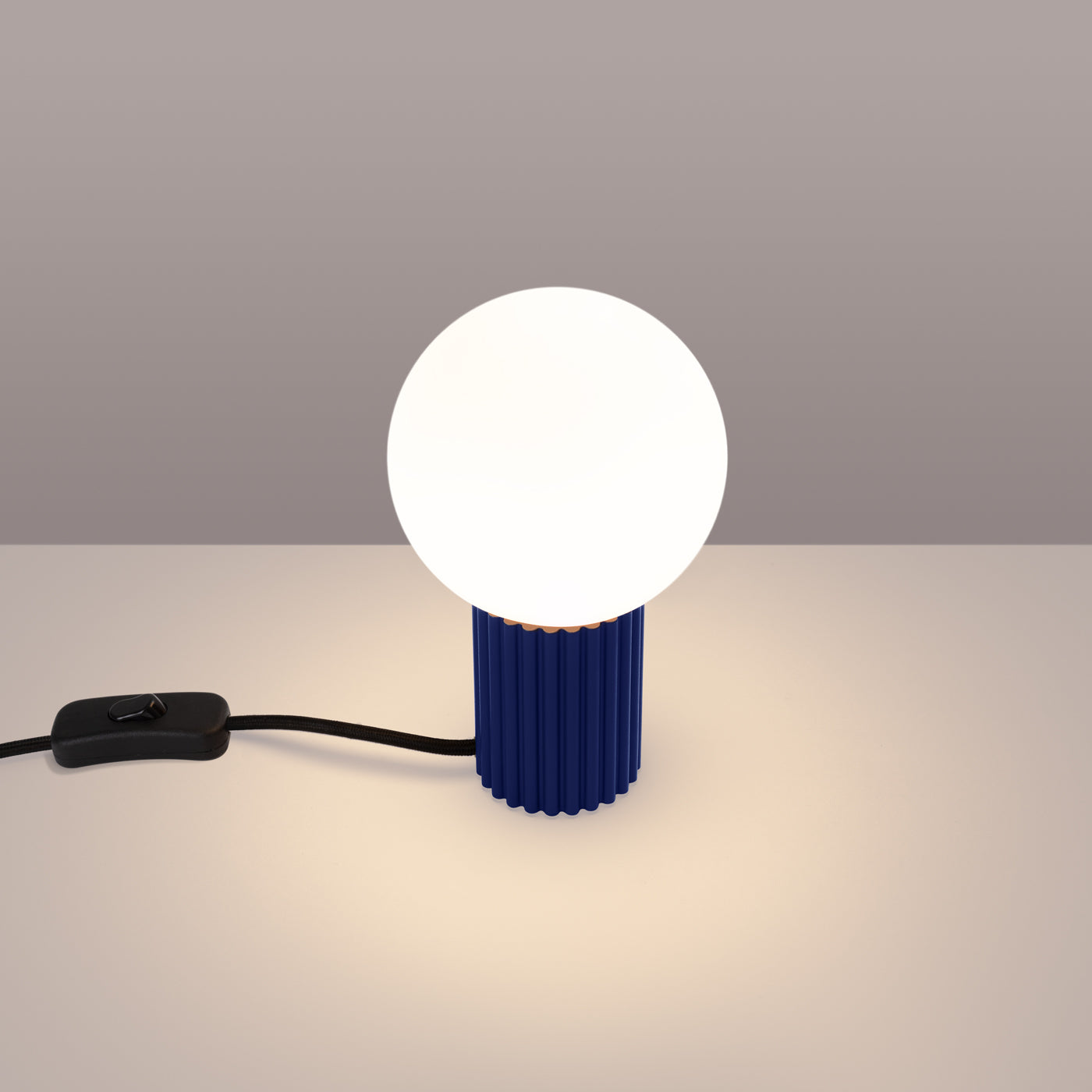 Ultramarinblaue - Schreibtischlampe mit mattiertem