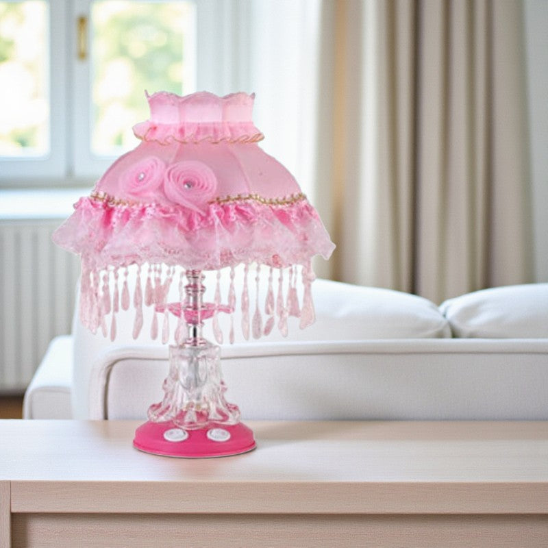 Vintage Tischlampe mit glockenförmigem Schirm fürWohnlicht und klassische Dekoration