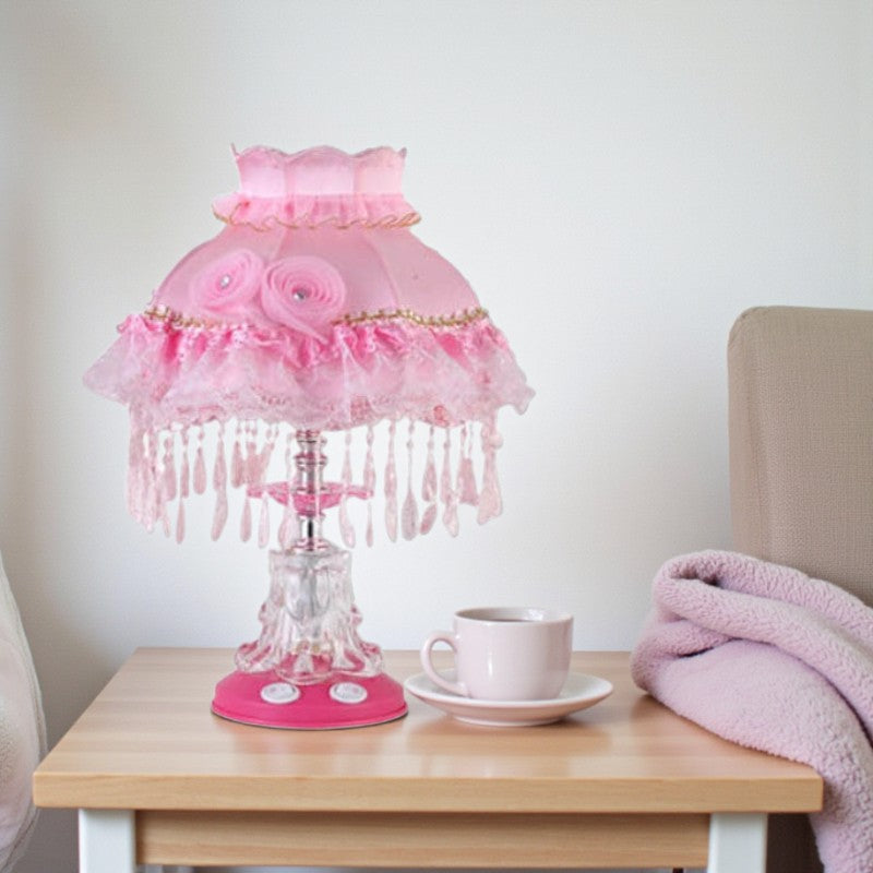 Vintage Tischlampe mit glockenförmigem Schirm fürWohnlicht und klassische Dekoration