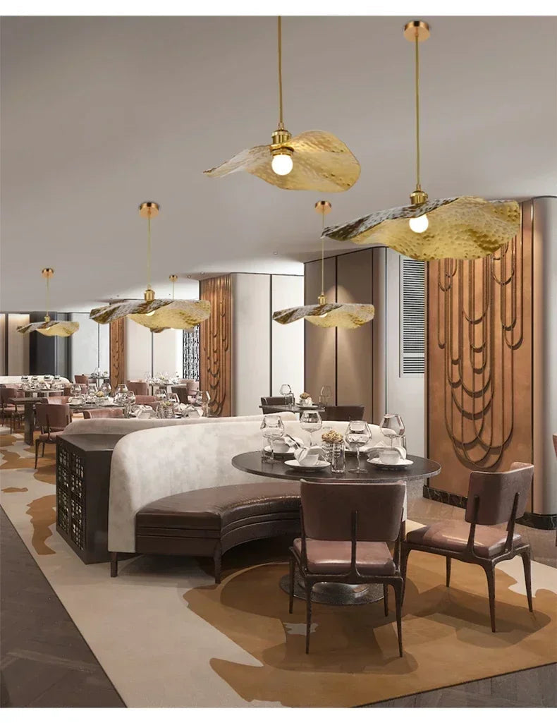 Lucero - Goldene Pendelleuchte im Lotusblatt-Design mit