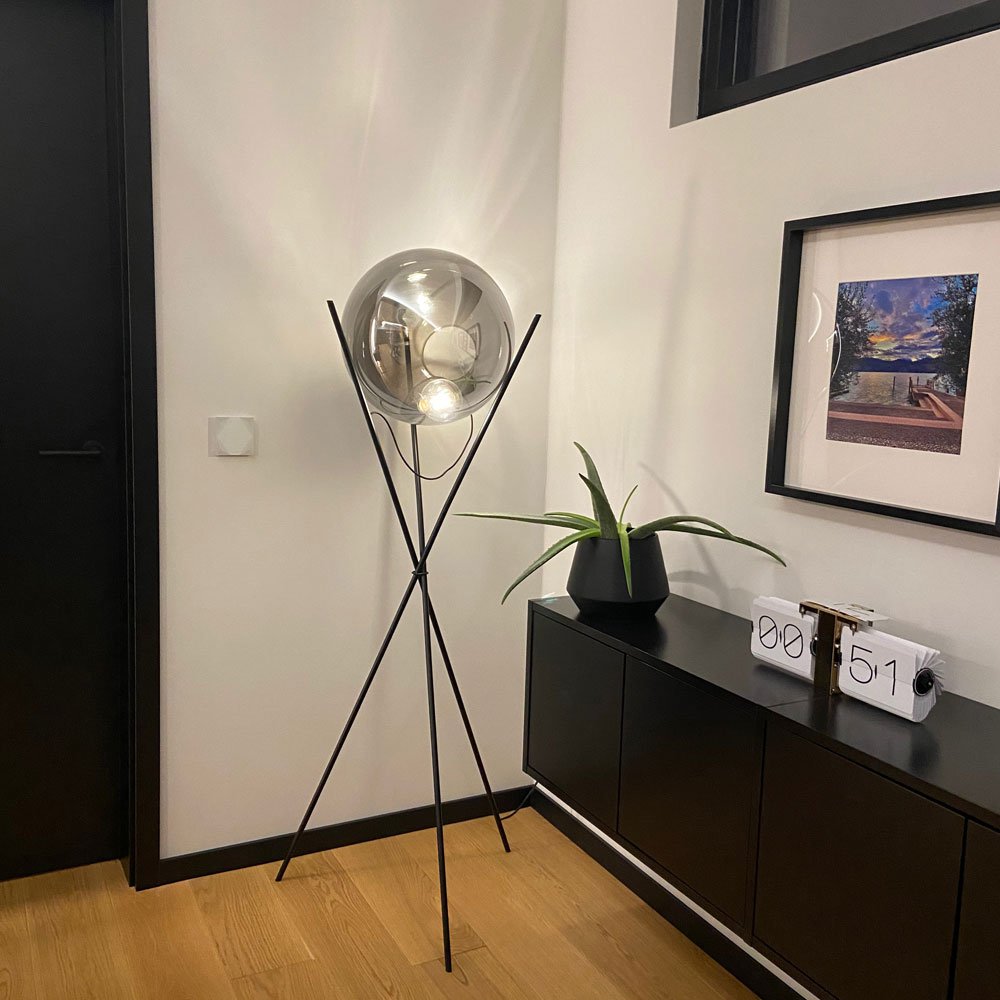Skapetze - Stehleuchte mit 40 cm großem, rauchfarbenem