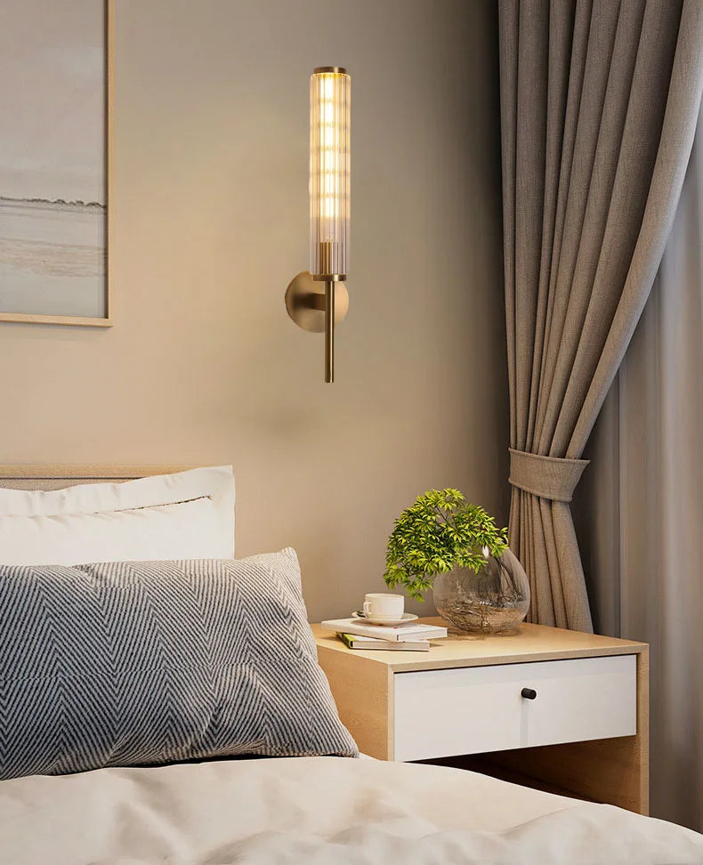 Mureto - Goldene Wandleuchte mit klarem Glasschirm und