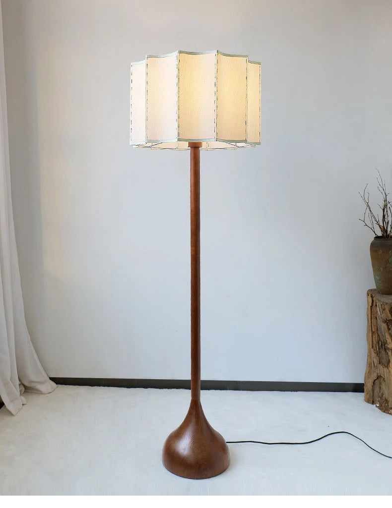 Wabi - Sabi Stehleuchte aus Holz mit Stoffschirm