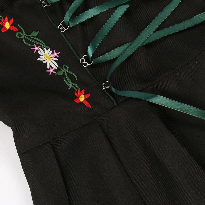 Damen-Dirndl im traditionellen Stil