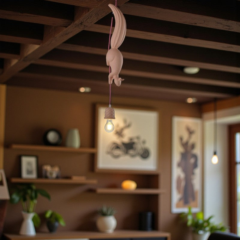 Pendelleuchte mit verspieltem Eichhörnchen und Tannenzapfen-Motiv Dekorative Beleuchtung