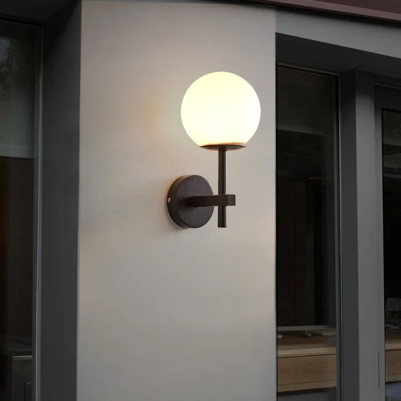 Parietta - LED-Wandleuchte mit Glaskugel