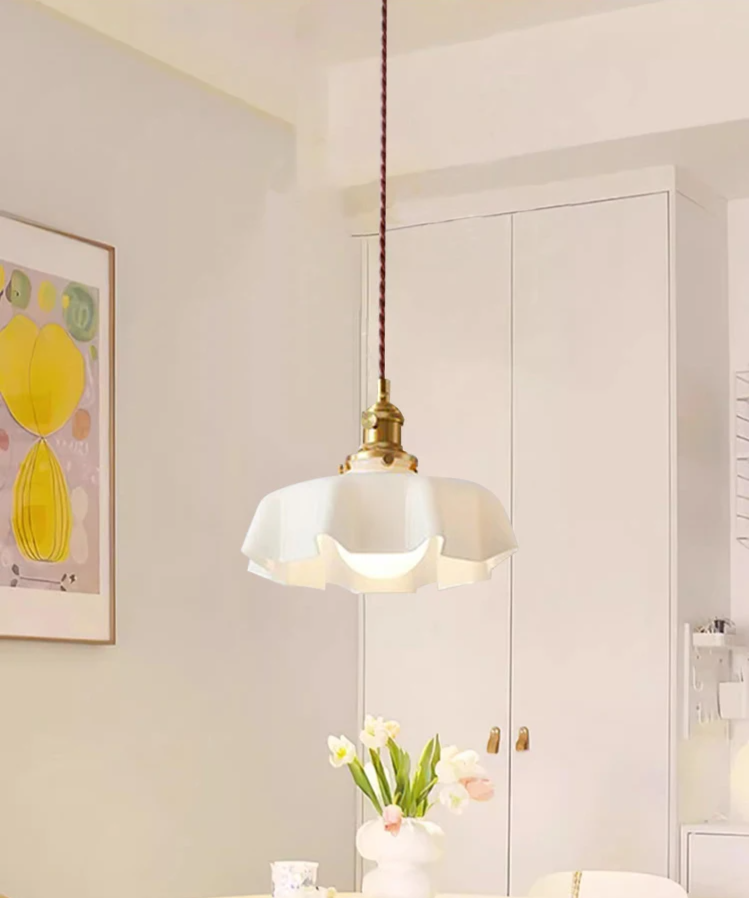 Claria - Pendelleuchte aus cremefarbenem Glas in floraler