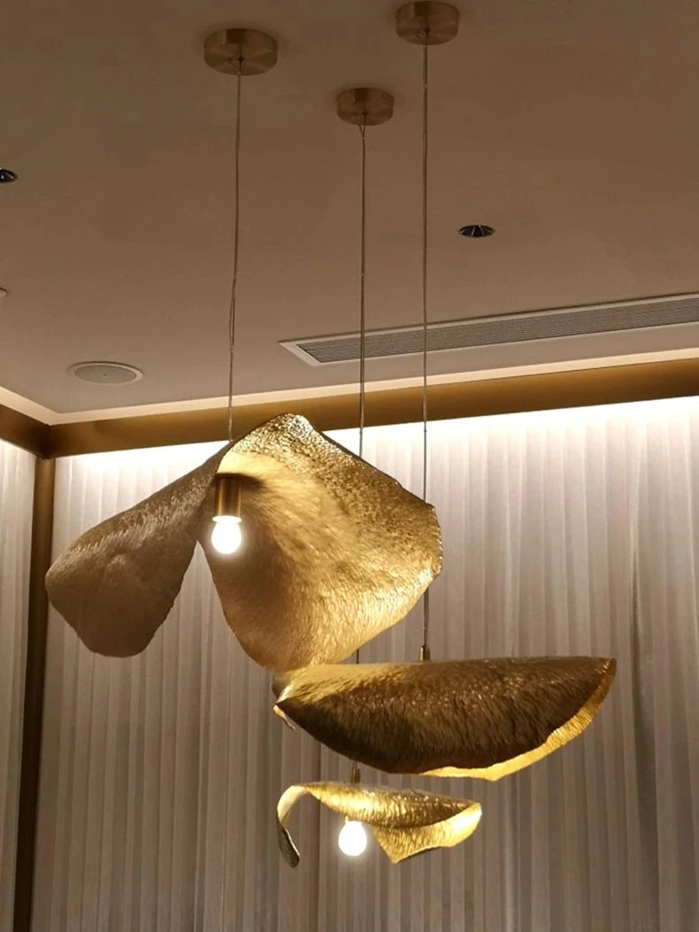 Polara - Kupfer-Pendelleuchte im Lotusblatt-Design