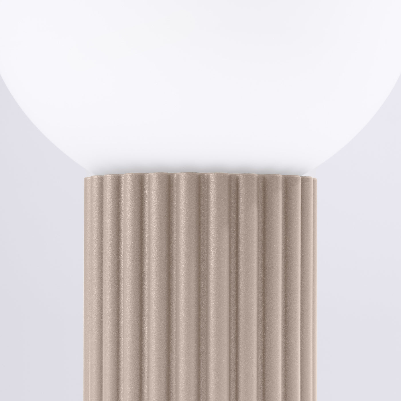 Lino - Tischleuchte in Taupe mit mattiertem Glaskugel