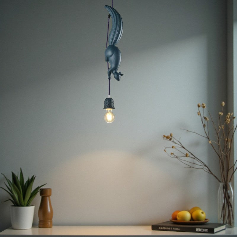 Pendelleuchte mit verspieltem Eichhörnchen und Tannenzapfen-Motiv Dekorative Beleuchtung