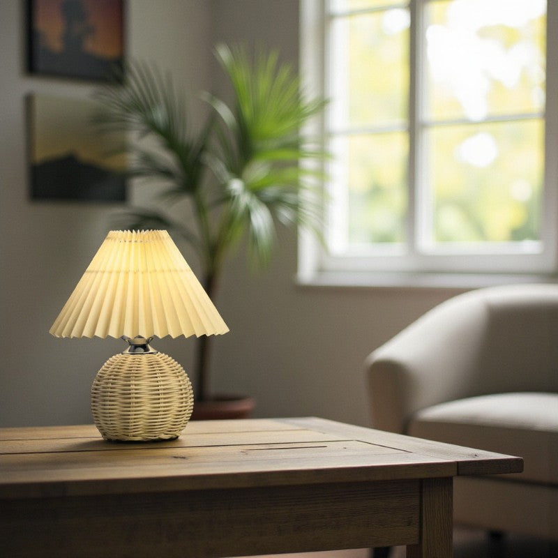 Faltbare Rattan Tischlampe mit kompakter Bauweise