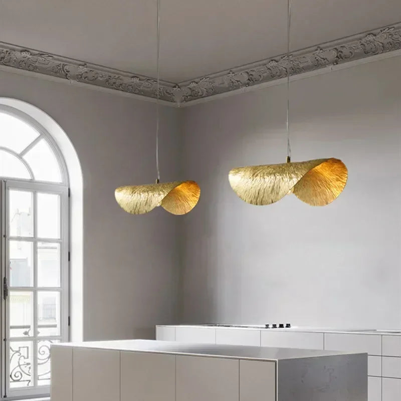 Lucero - Goldene Pendelleuchte im Lotusblatt-Design mit