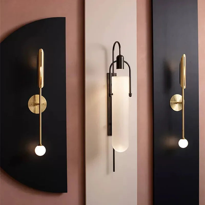 Lateralis - Goldene Wandleuchte mit klarem Glasschirm und