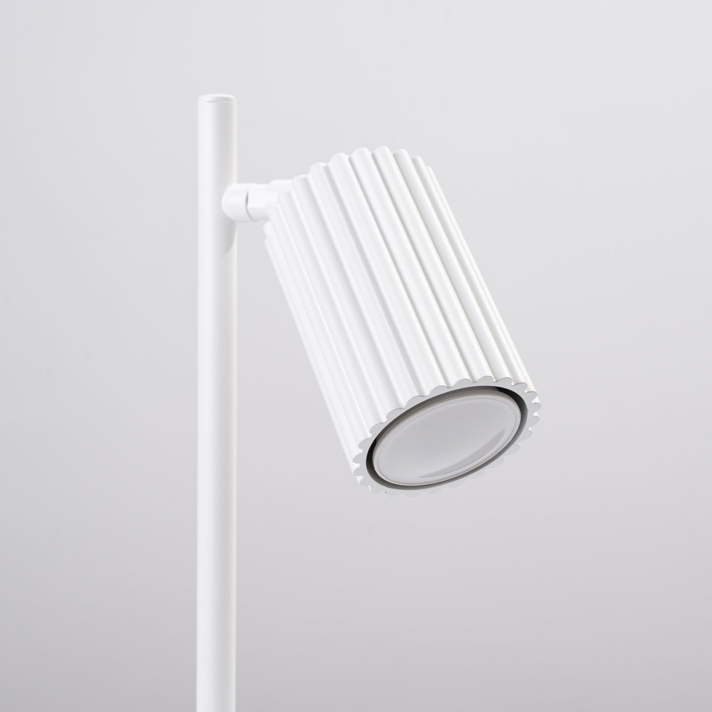 Lino - Tischlampe weiß im geriffelten Röhrendesign