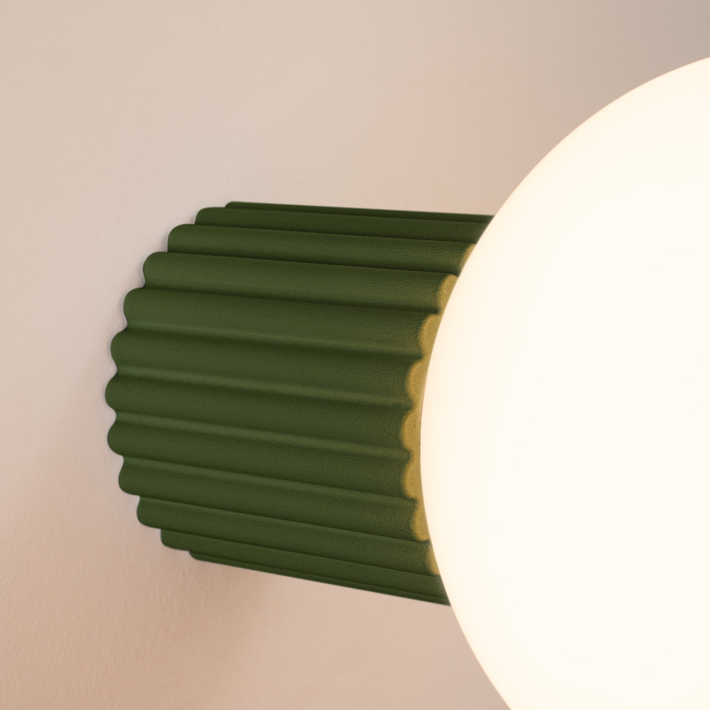 Silva - Halo-Wandleuchte, olivgrün, Schutzart IP44, mit