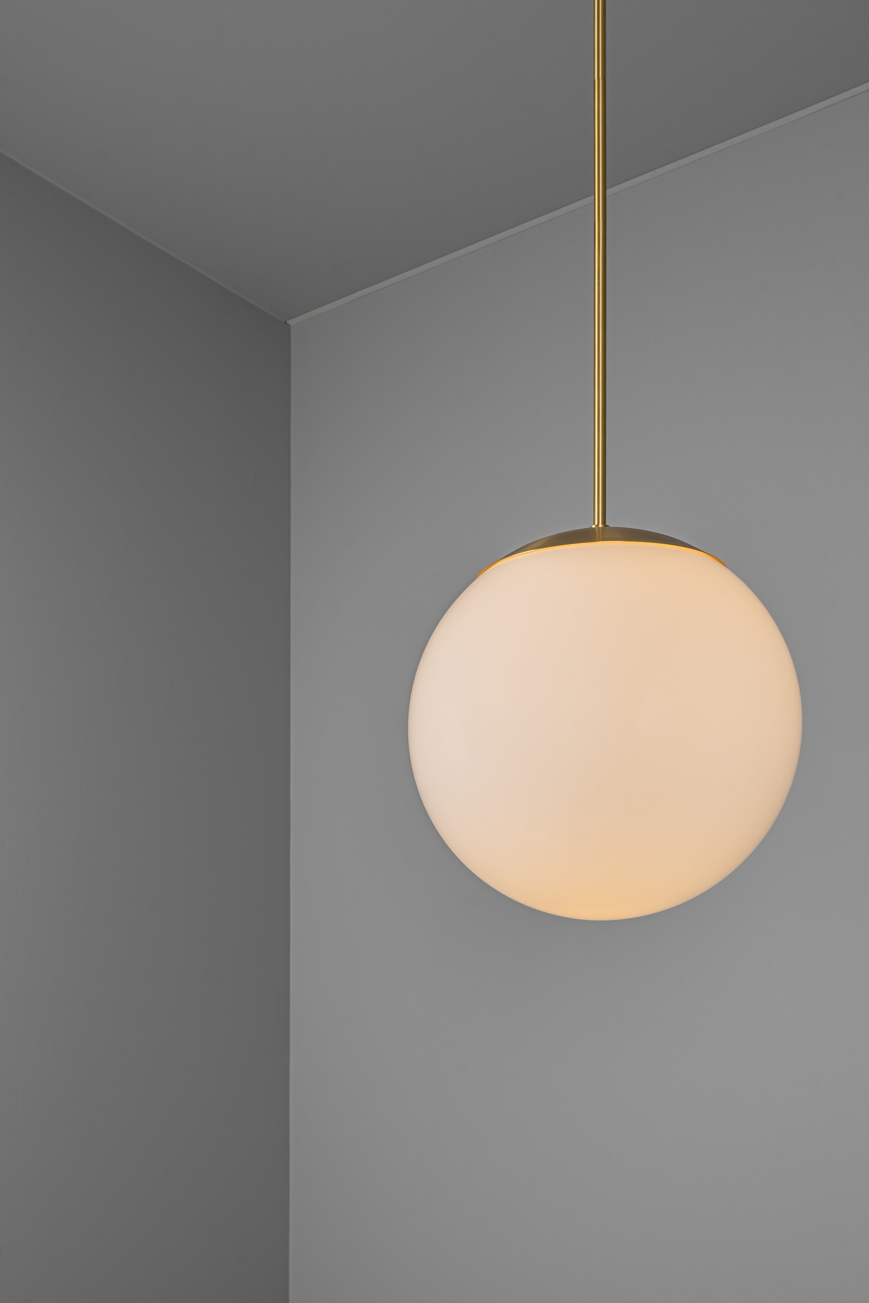 Solara - Pendelleuchte mit Kugelform aus Opalglas