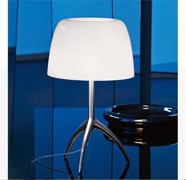 Tabla - Bauhaus-Tischleuchte mit Dreibeinstativ und farbigem
