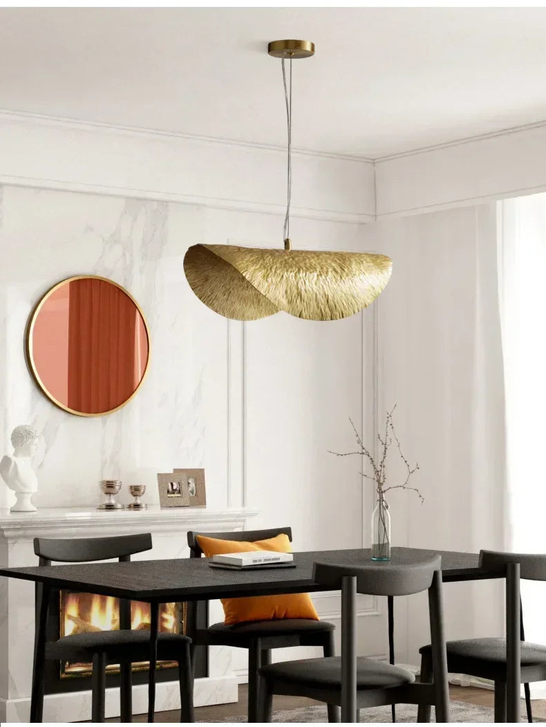 Lucero - Goldene Pendelleuchte im Lotusblatt-Design mit