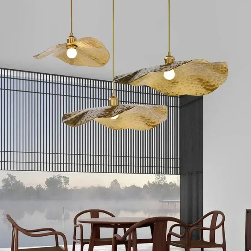Lucero - Goldene Pendelleuchte im Lotusblatt-Design mit