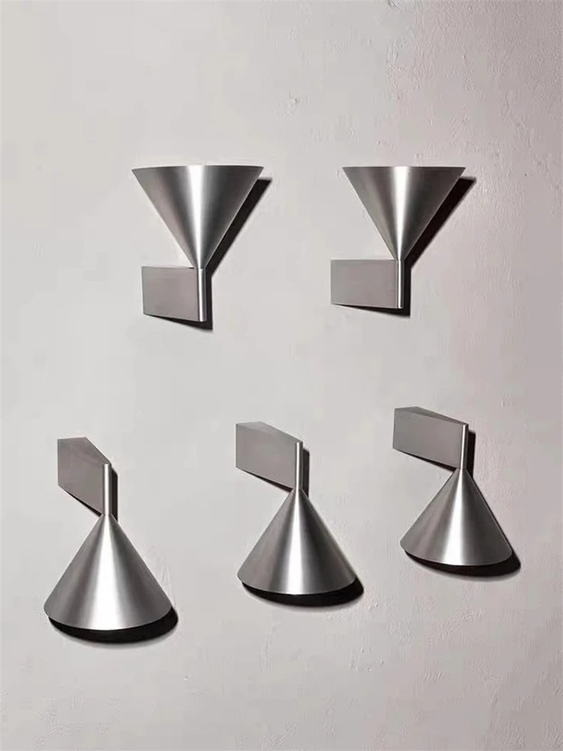 Minimalistische - Wandleuchte aus silberfarbenem Aluminium