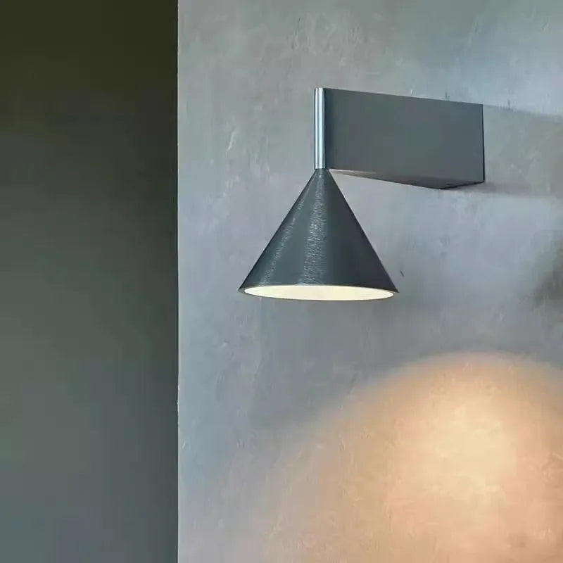 Minimalistische - Wandleuchte aus silberfarbenem Aluminium