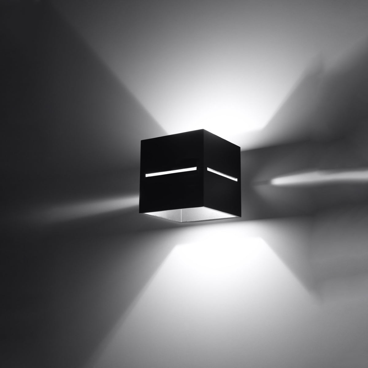 LOBO - Wandleuchte, schwarz mit vertikaler Perforation