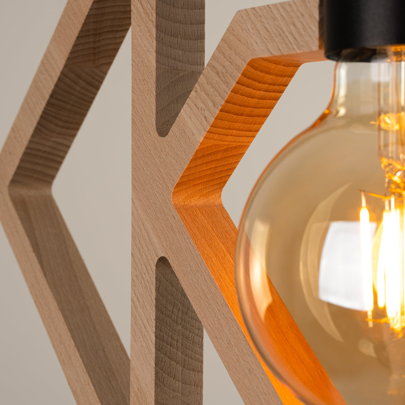 Claria - Pendelleuchte aus Naturholz im geometrischen Design