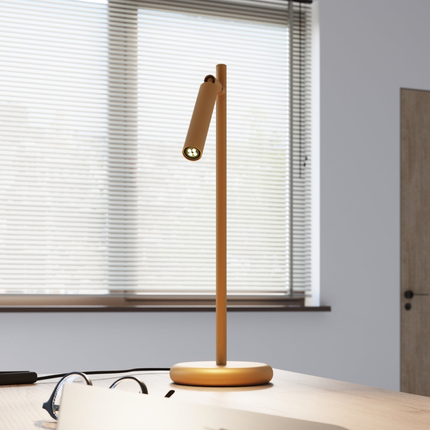 Desko - Tischleuchte aus goldfarbenem Stahl