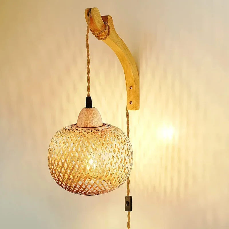 Handgeflochtene - Wandleuchte aus Bambus-Rattan