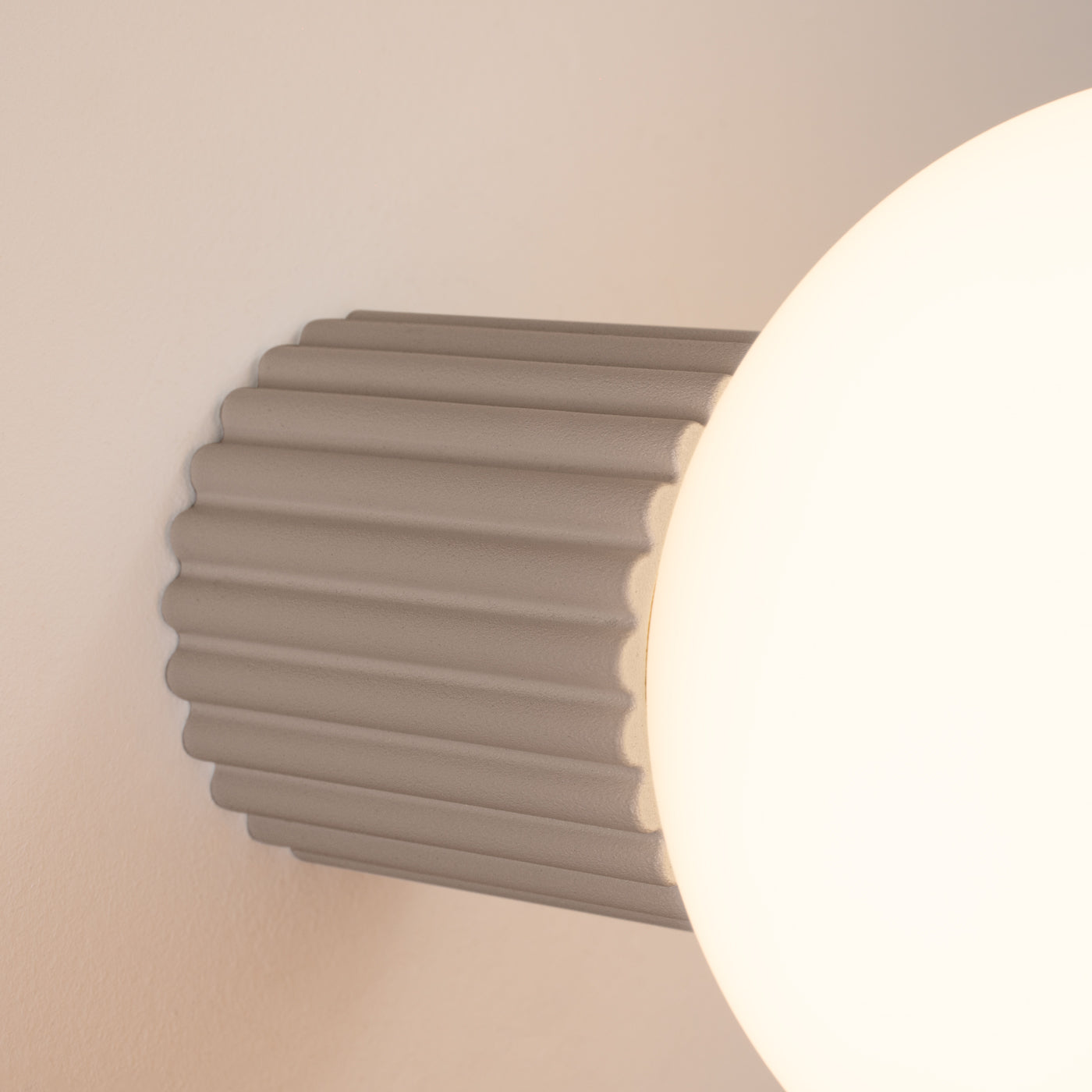 HALO - Wandleuchte in Taupe, IP44