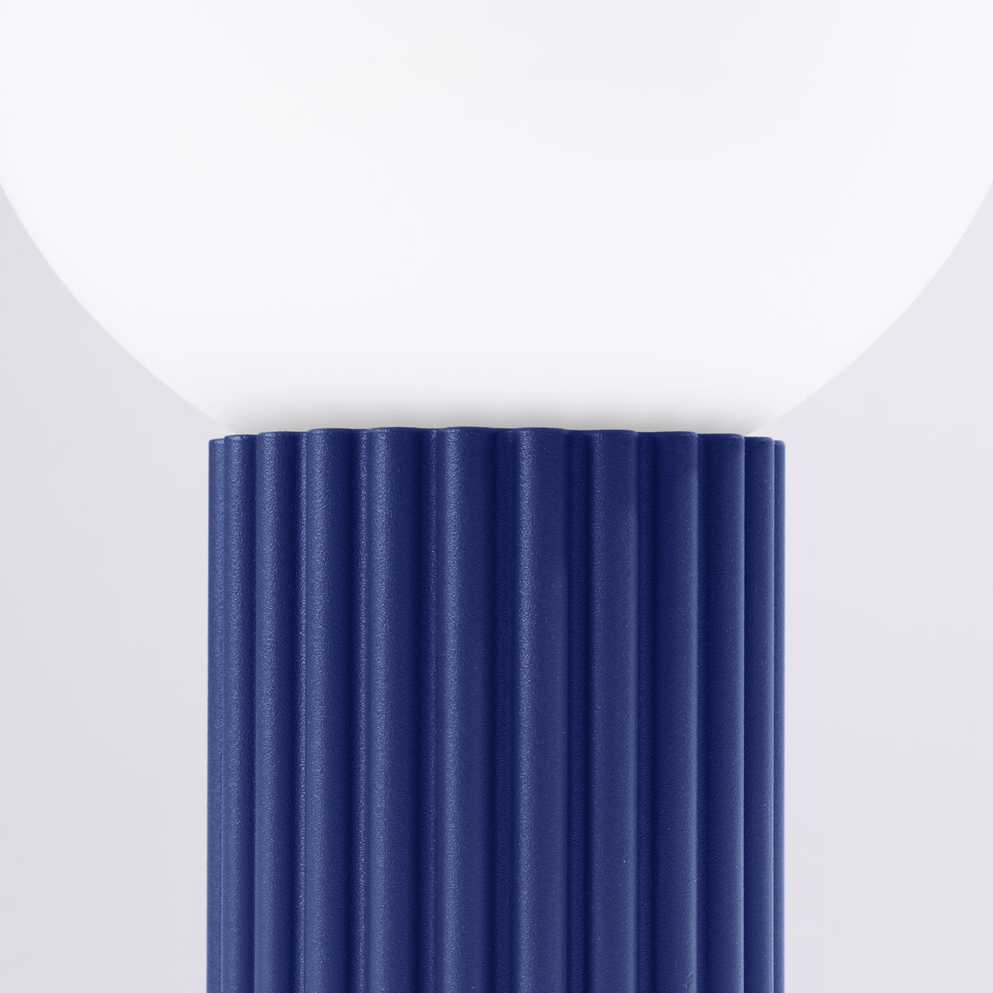 Ultramarinblaue - Schreibtischlampe mit mattiertem