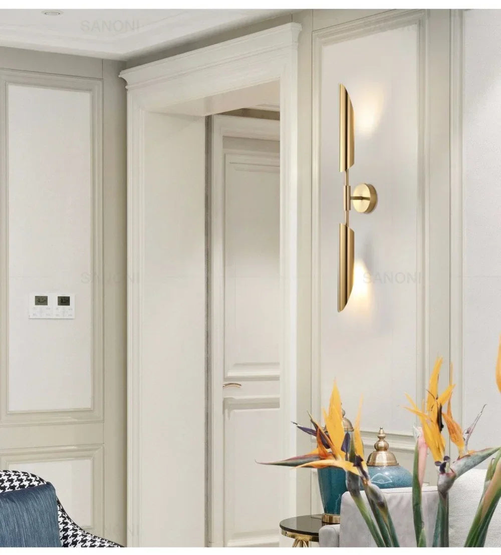 Lateralis - Goldene Wandleuchte mit klarem Glasschirm und