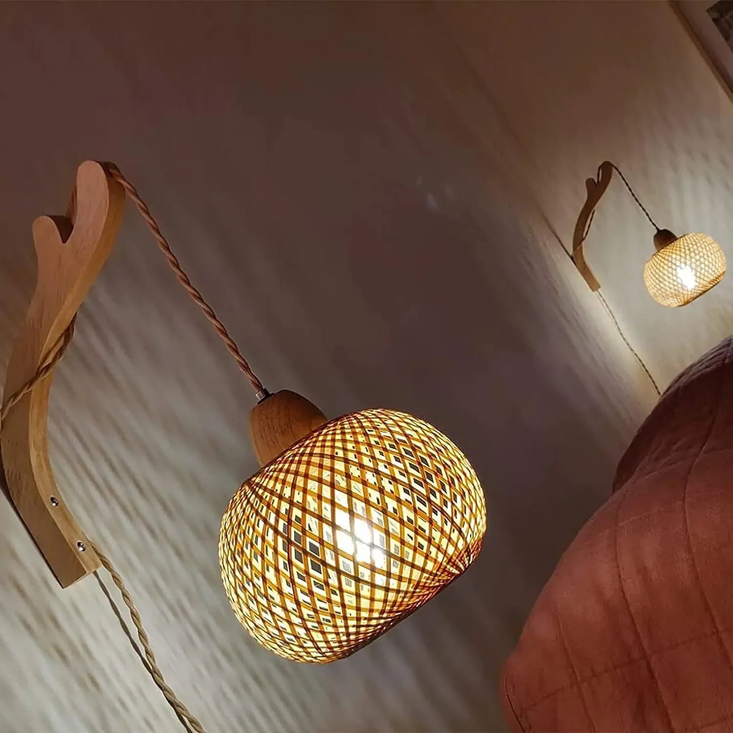 Handgeflochtene - Wandleuchte aus Bambus-Rattan