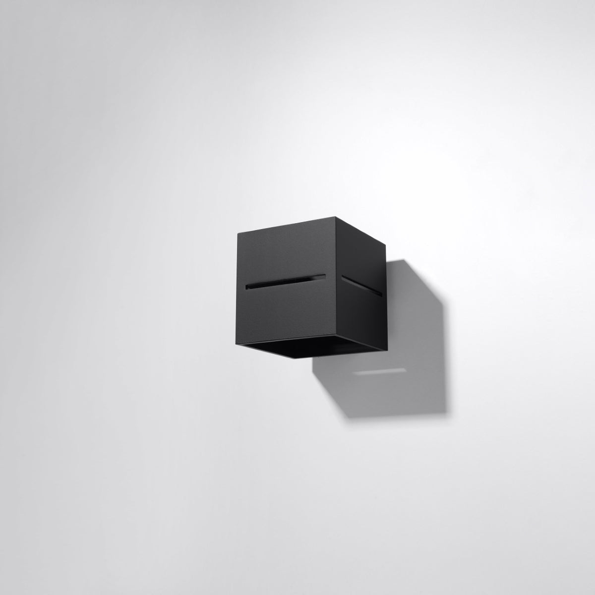 LOBO - Wandleuchte, schwarz mit vertikaler Perforation
