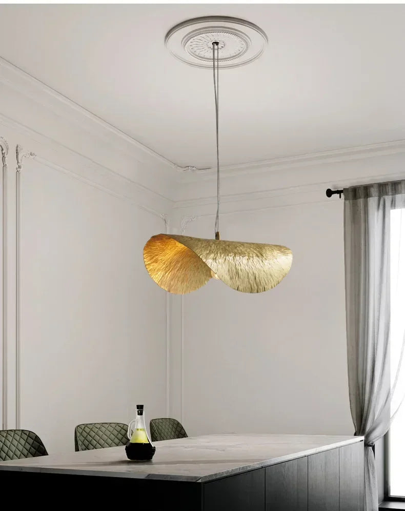 Lucero - Goldene Pendelleuchte im Lotusblatt-Design mit