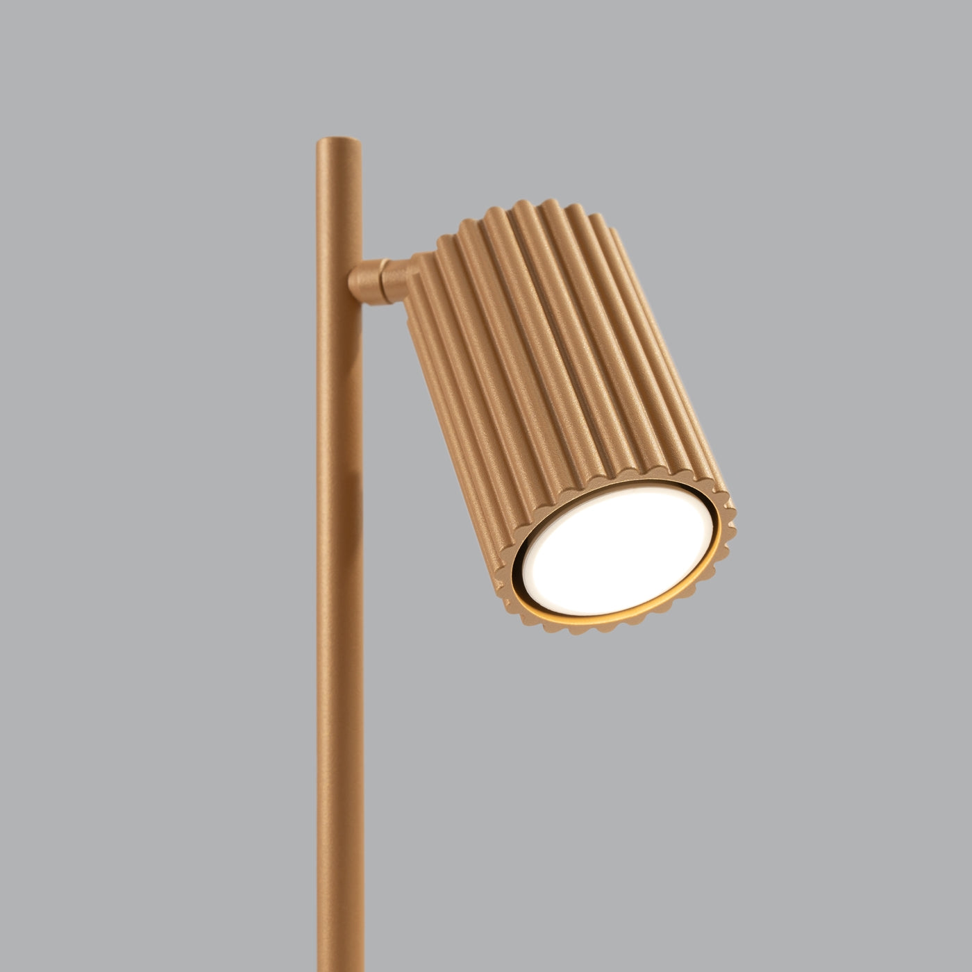 Tabora - Tischlampe goldfarben im geriffelten Röhrendesign
