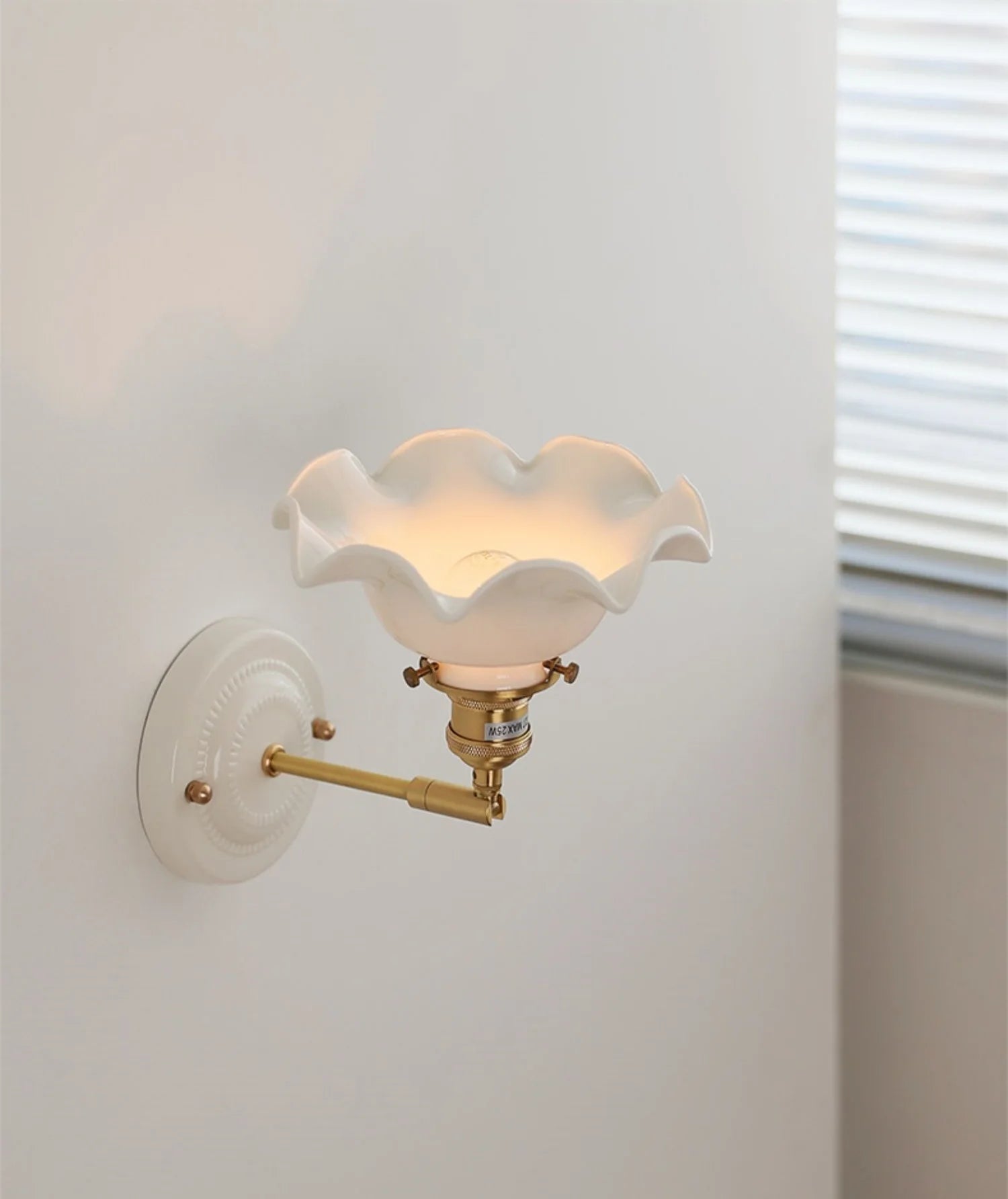 Parietta - LED-Wandleuchte mit Keramikschirm und Kupferarm