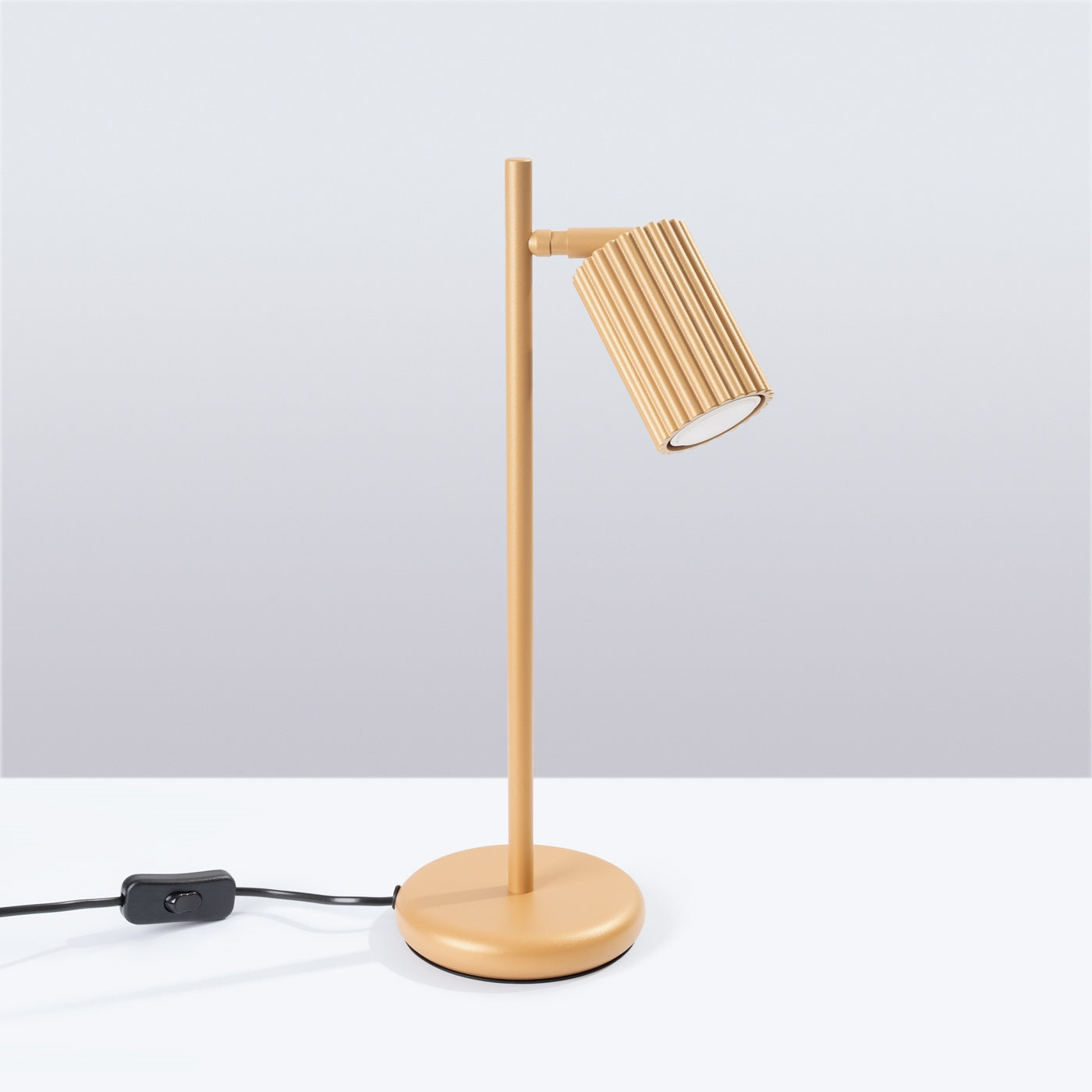 Tabora - Tischlampe goldfarben im geriffelten Röhrendesign