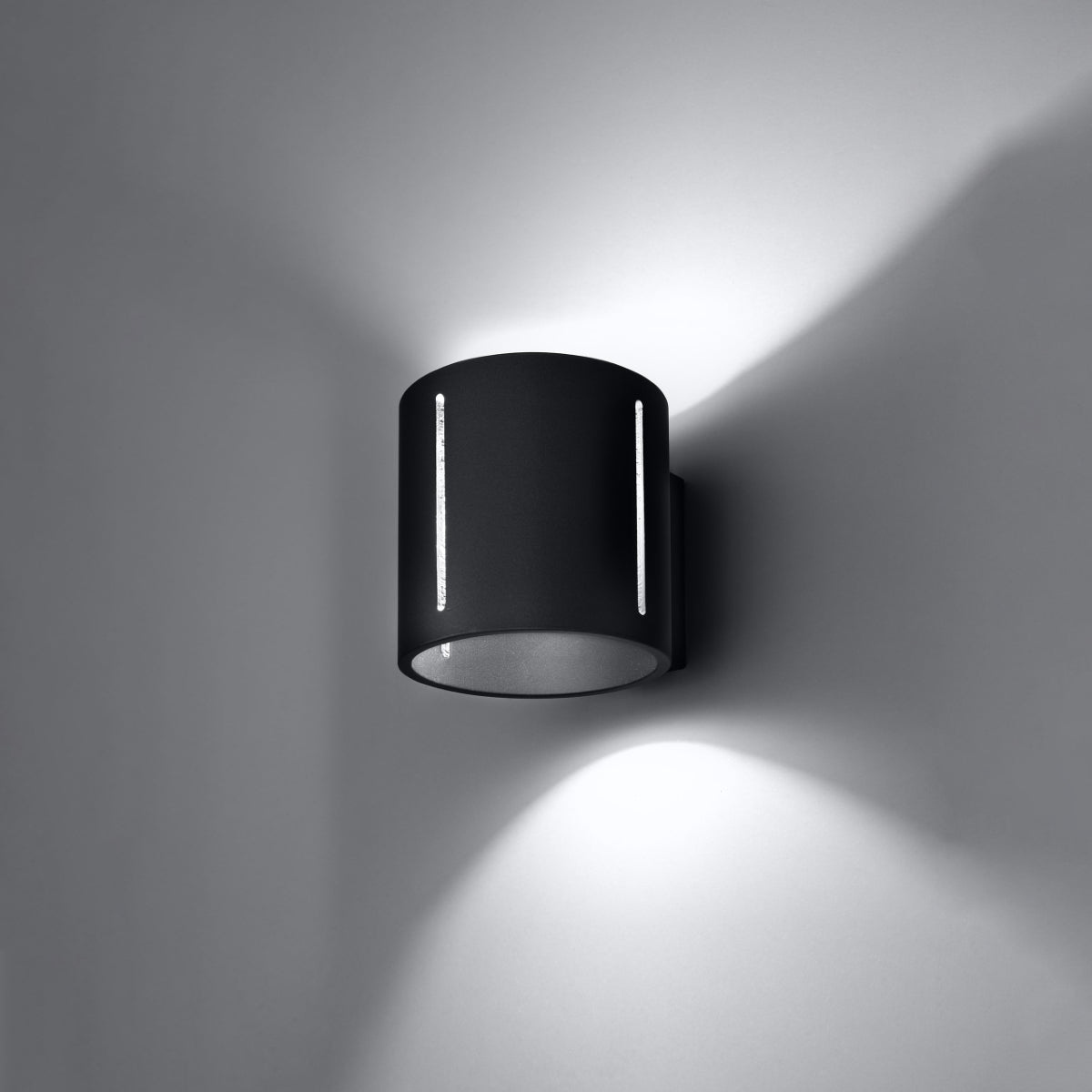 INEZ - Wandleuchte, schwarzes Aluminium mit Perforation