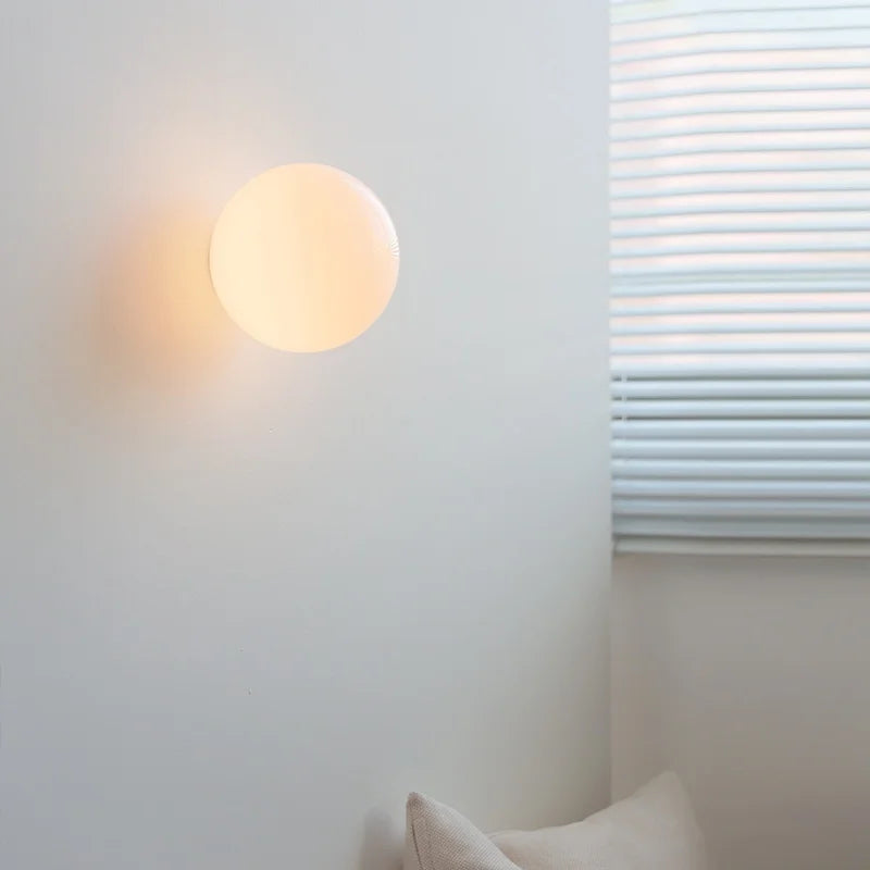 Mureto - Weiße LED-Wandleuchte in Glaskugelform