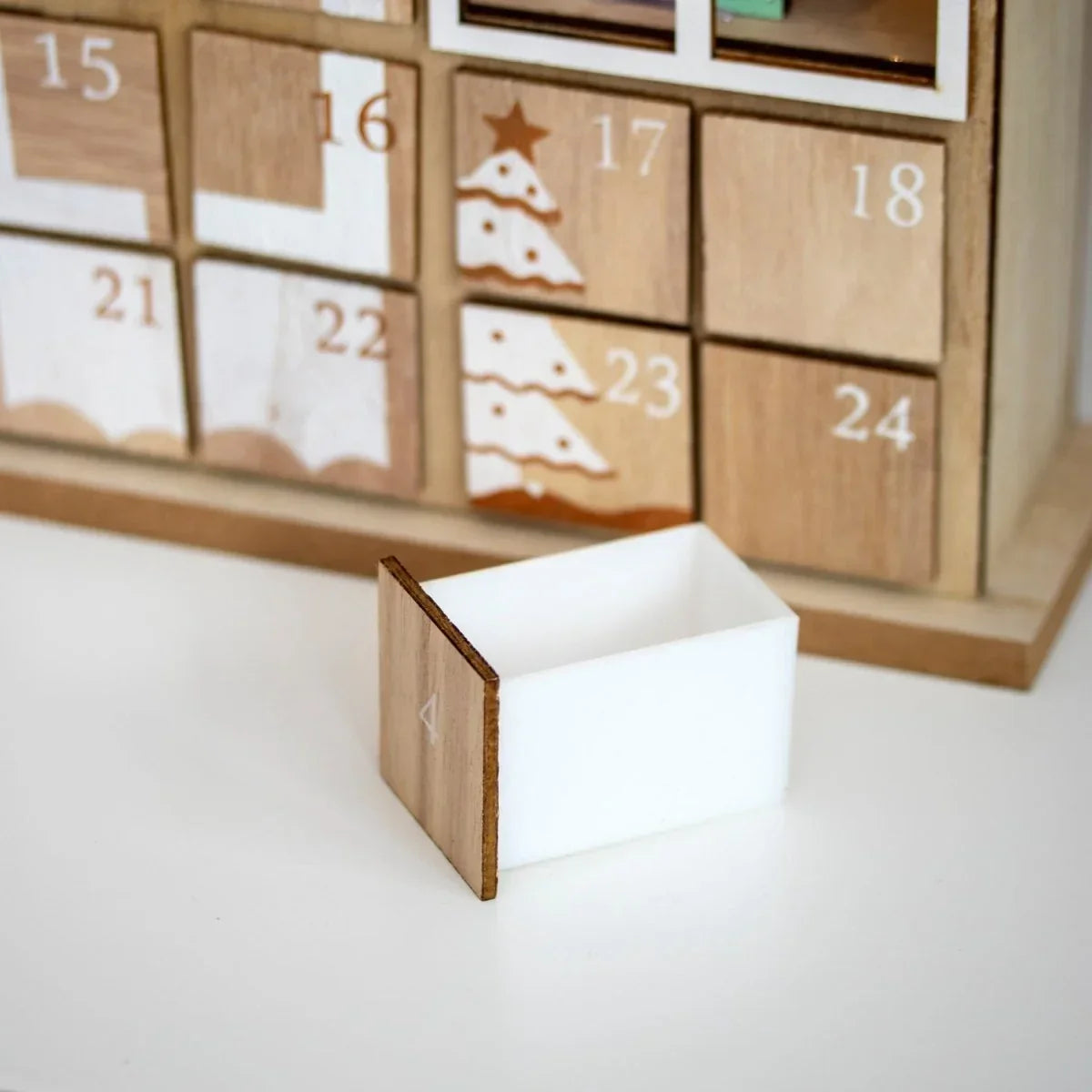 TimberGlow - Adventskalender aus Holz mit LED-Licht